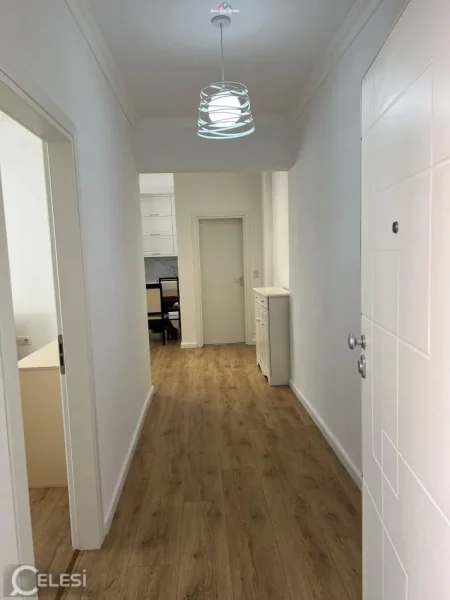 Tirane, jepet me qera apartament 1+1+Ballkon Kati 5, 80 m² 400 € (fresku)