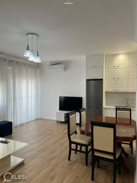 Tirane, jepet me qera apartament 1+1+Ballkon Kati 5, 80 m² 400 € (fresku)