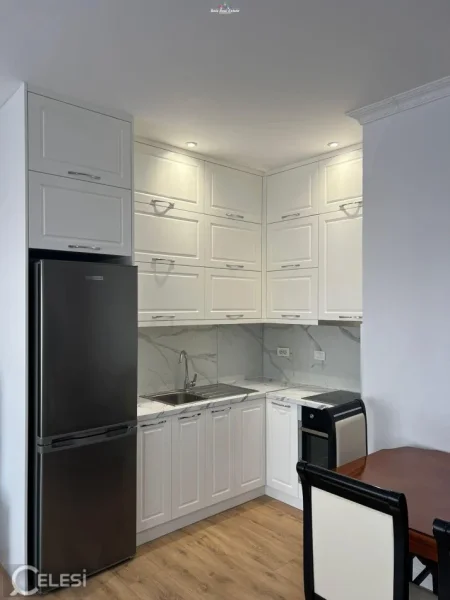 Tirane, jepet me qera apartament 1+1+Ballkon Kati 5, 80 m² 400 € (fresku)