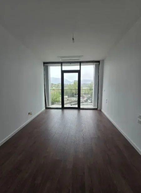 Tirane, jepet me qera zyre , 92 m² 1.200 € (Lake View)