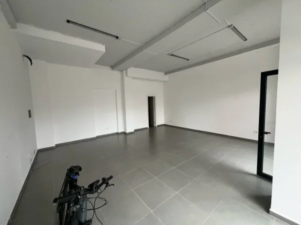 Tirane, jepet me qera ambjent biznesi Kati 0, 65 m² 600 € (Xhamllik)