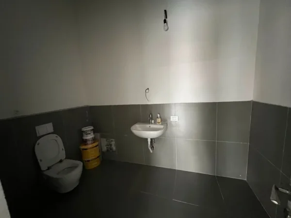 Tirane, jepet me qera ambjent biznesi Kati 0, 65 m² 600 € (Xhamllik)
