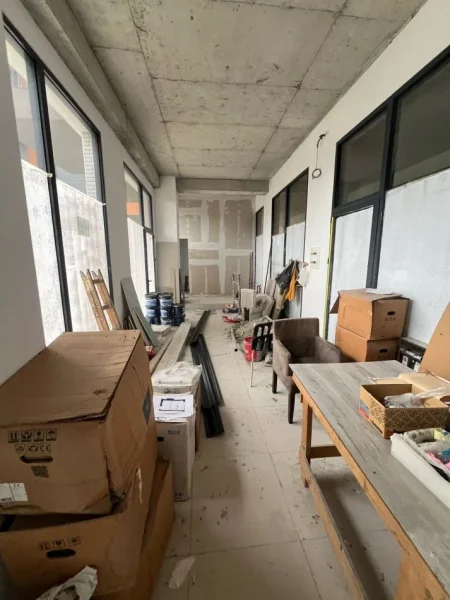 Tirane, jepet me qera ambjent biznesi Kati 0, 83 m² 1.000 € (Xhamlliku)