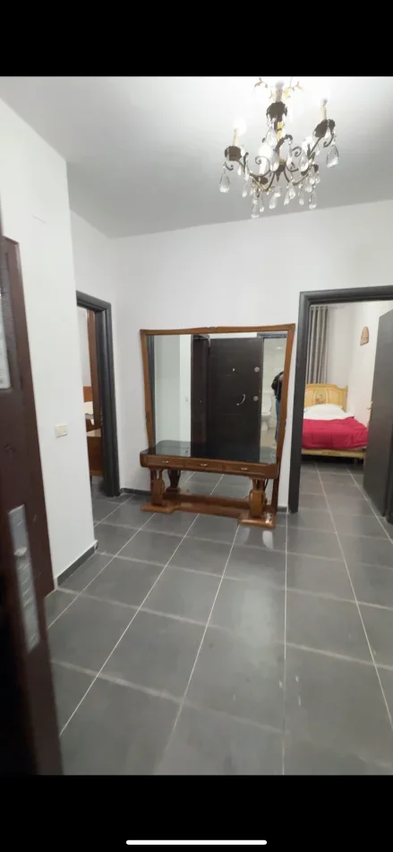 Tirane, jepet me qera apartament 2+1+Ballkon Kati 7, 90 m² (Bulevardi Kashar, Godina 2, shkalla 2.)