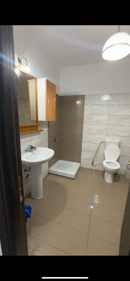Tirane, jepet me qera apartament 2+1+Ballkon Kati 7, 90 m² (Bulevardi Kashar, Godina 2, shkalla 2.)