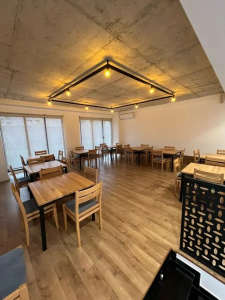 Tirane, jepet me qera ambjent biznesi , 107 m² 1.500 € (Xhamllik)