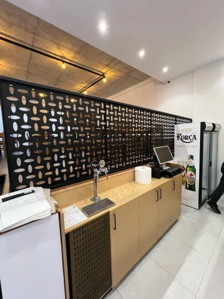 Tirane, jepet me qera ambjent biznesi , 107 m² 1.500 € (Xhamllik)