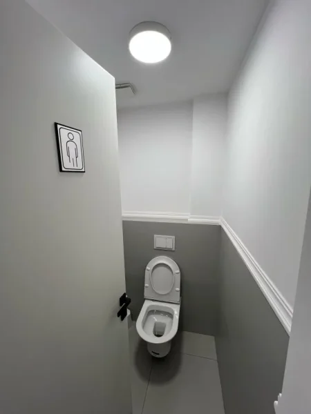 Tirane, jepet me qera ambjent biznesi , 107 m² 1.500 € (Xhamllik)