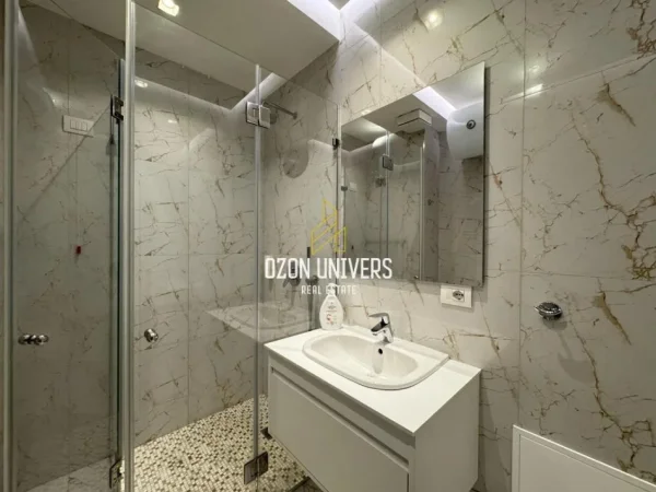 Tirane, shiten tre apartament 1+1+Ballkon Kati 4, 217 m² (Rruga e Barrikadave)