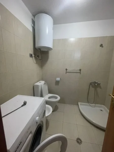 Tirane, jepet me qera apartament 2+1+Ballkon , 120 m² 600 € (Rruga e kavajes)