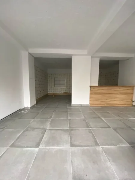 Tirane, jepet me qera dyqan Kati 0, 60 m² 800 € (Rruga e Kavajes)