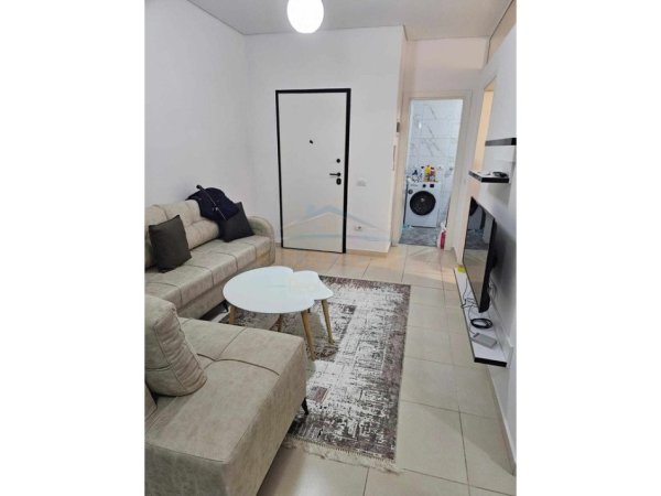 Tirane, jepet me qera apartament 2+1+Ballkon Kati 6, 75 m² 530 € (Rruga e Kavajes)