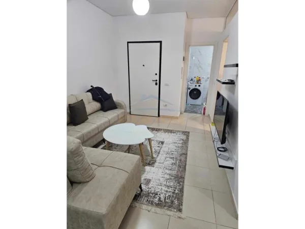 Tirane, jepet me qera apartament 2+1+Ballkon Kati 6, 75 m² 530 € (Rruga e Kavajes)