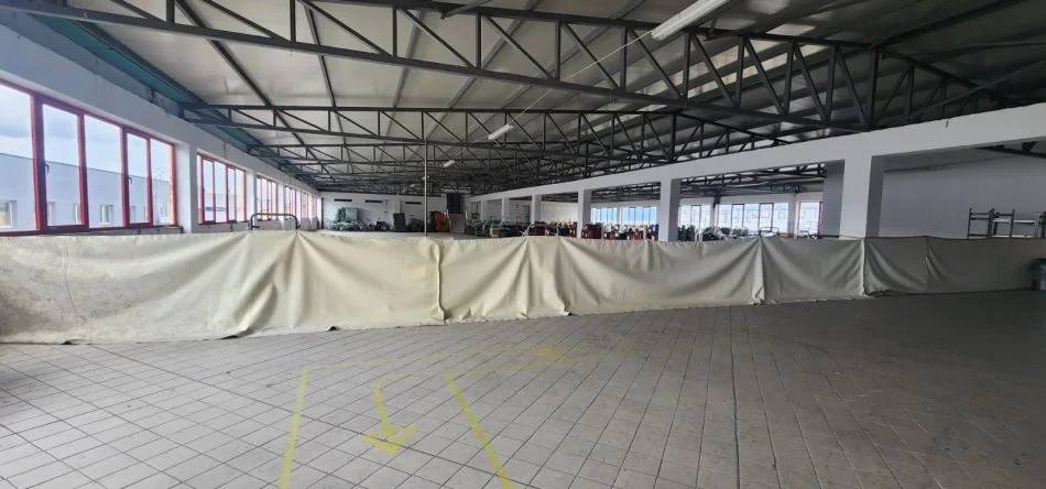 Tirane, jepet me qera magazine Kati 1, 1.800 m² 4.000 € (ne Fushe Mzeze)