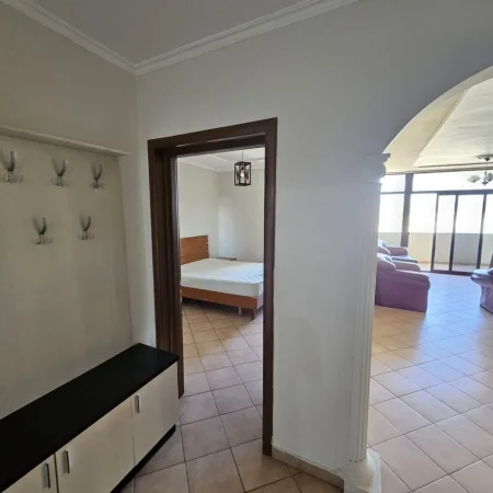 Tirane, jepet me qera apartament 1+1 Kati 11, 100 m² 500 € (Rr Kavajes)