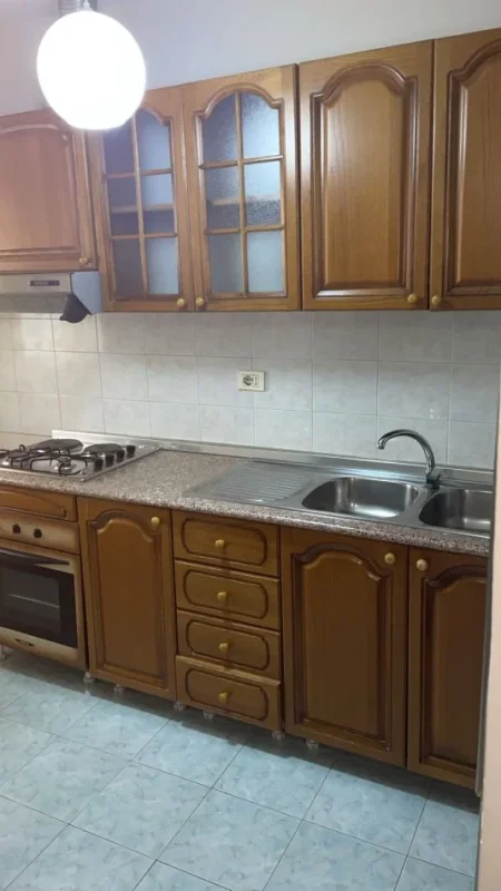 Tirane, jepet me qera apartament 1+1 Kati 5, 60 m² 450 € (Rruga e Kavajës)