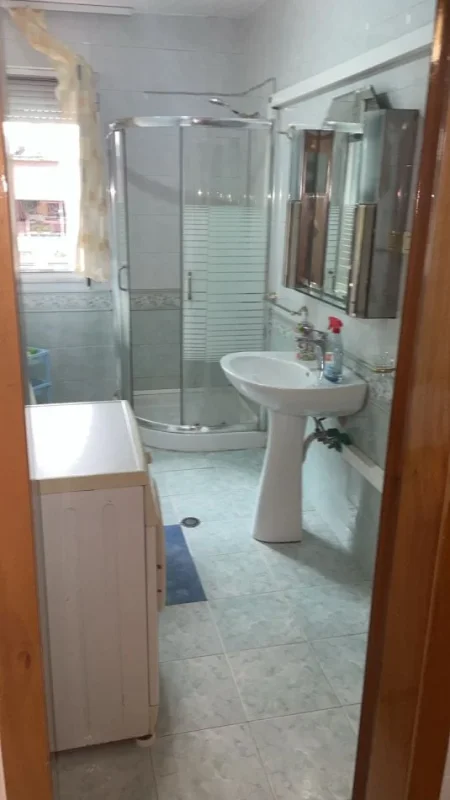 Tirane, jepet me qera apartament 1+1 Kati 5, 60 m² 450 € (Rruga e Kavajës)