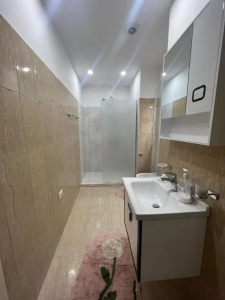 Tirane, jepet me qera apartament 1+1 Kati 1, 60 m² 600 € (9 katshet)