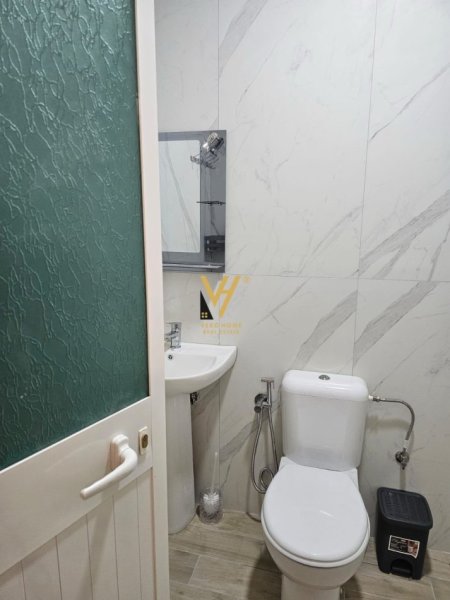 Tirane, jepet me qera apartament 1+1+Ballkon Kati 1, 65 m² 500 € (LAPRAKE)