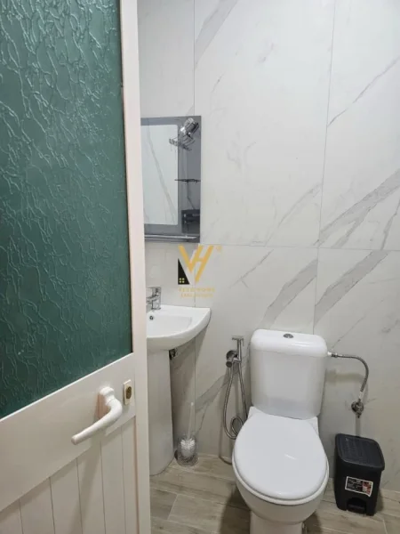 Tirane, jepet me qera apartament 1+1+Ballkon Kati 1, 65 m² 500 € (LAPRAKE)