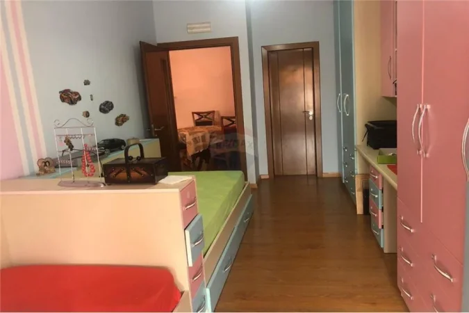 Tirane, jepet me qera apartament 2+1 Kati 2, 100 m² 470 € (Endri Keko)