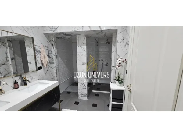 Tirane, jepet me qera apartament 2+1 Kati 5, 135 m² 2.300 € (Blloku)