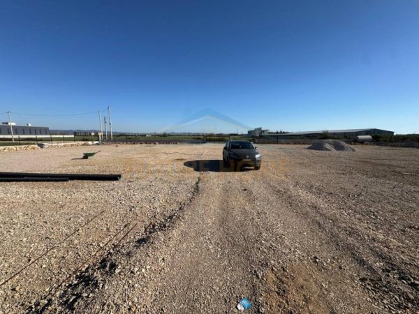 Durres, jepet me qera magazine Kati 0, 9.610 m² 10.000 € (fllak)