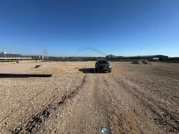 Durres, jepet me qera magazine Kati 0, 9.610 m² 10.000 € (fllak)