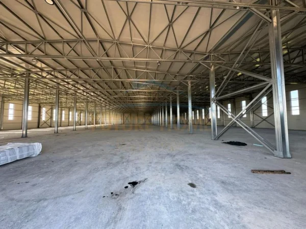 Durres, jepet me qera magazine Kati 0, 9.610 m² 10.000 € (fllak)