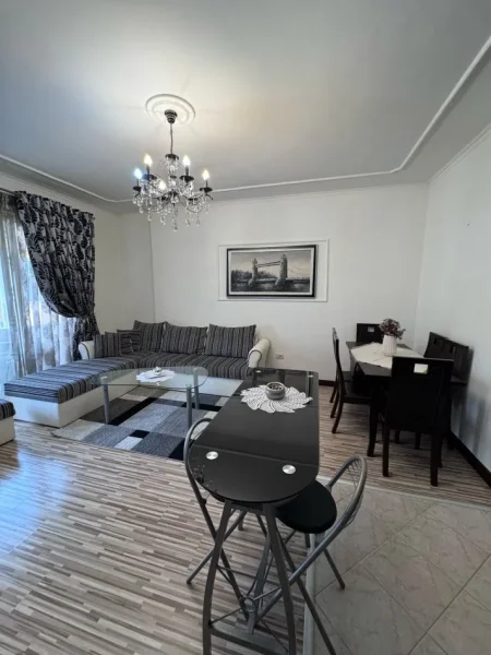 Tirane, jepet me qera apartament 2+1+Ballkon Kati 3, 85 m² 550 € (Liqeni i Thate perballe hotel Radison)