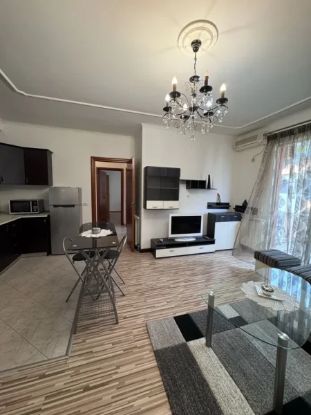 Tirane, jepet me qera apartament 2+1+Ballkon Kati 3, 85 m² 550 € (Liqeni i Thate perballe hotel Radison)