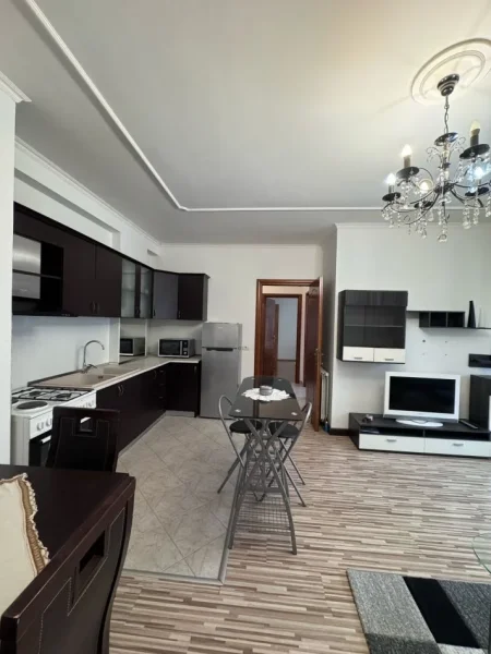 Tirane, jepet me qera apartament 2+1+Ballkon Kati 3, 85 m² 550 € (Liqeni i Thate perballe hotel Radison)