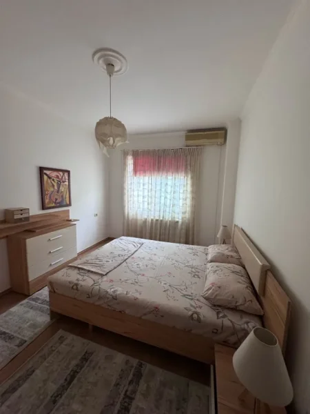 Tirane, jepet me qera apartament 2+1+Ballkon Kati 3, 85 m² 550 € (Liqeni i Thate perballe hotel Radison)