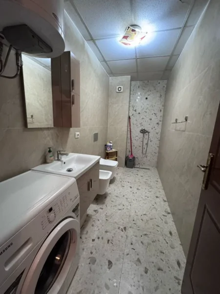 Tirane, jepet me qera apartament 2+1+Ballkon Kati 3, 85 m² 550 € (Liqeni i Thate perballe hotel Radison)