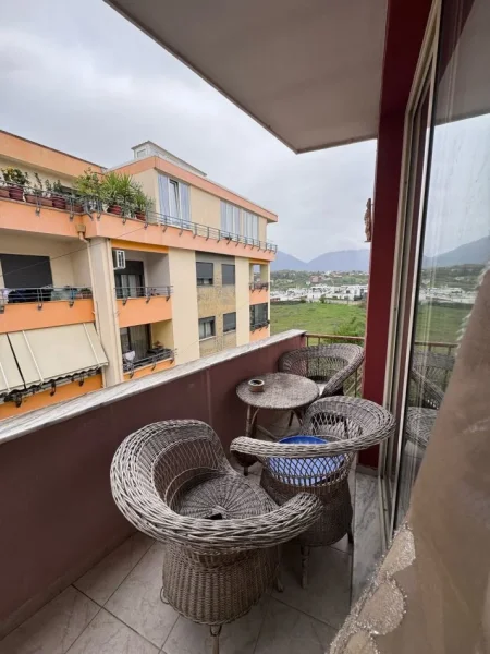 Tirane, jepet me qera apartament 2+1+Ballkon Kati 3, 85 m² 550 € (Liqeni i Thate perballe hotel Radison)