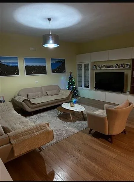 Tirane, jepet me qera Vile 2+1 Kati 2, 130 m² 700 € (FUSHE MEZEZ)
