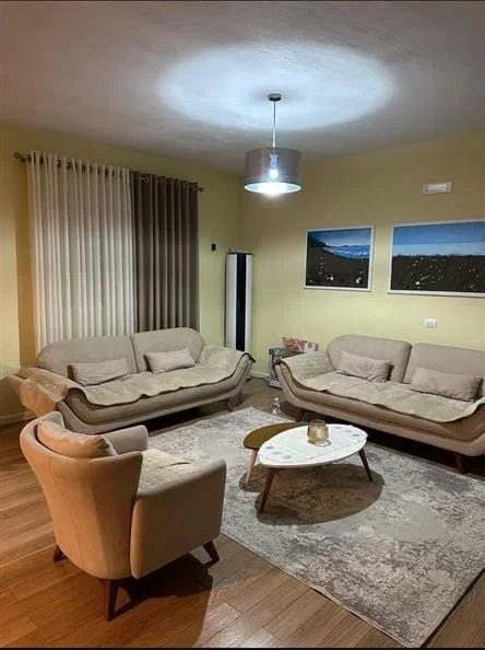 Tirane, jepet me qera Vile 2+1 Kati 2, 130 m² 700 € (FUSHE MEZEZ)