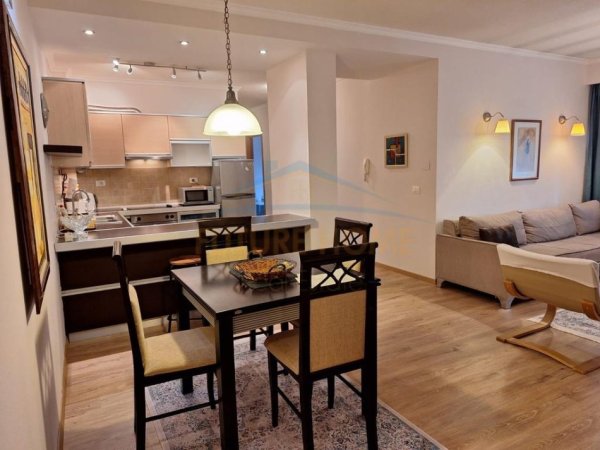 Tirane, jepet me qera apartament 2+1+Ballkon Kati 5, 100 m² 900 € (Bllok, Rruga Sami Frasheri)