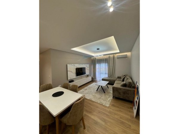 Tirane, jepet me qera apartament 2+1+Ballkon Kati 3, 90 m² 800 € (Rruga e Kavajes)