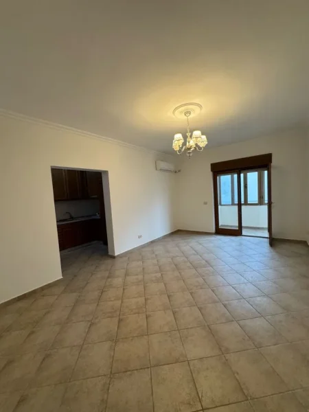 Tirane, jepet me qera apartament 2+1+Ballkon Kati 2, 130 m² 700 € (Qender ,rruga Qemal Stafa perballe Shkolles Fan Noli)