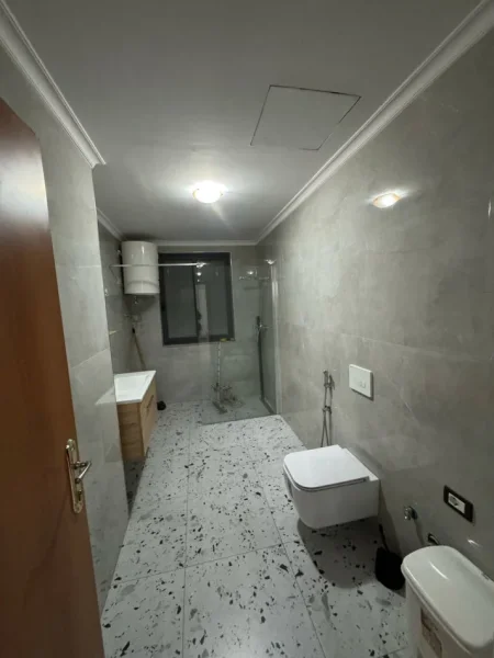 Tirane, jepet me qera apartament 2+1+Ballkon Kati 2, 130 m² 700 € (Qender ,rruga Qemal Stafa perballe Shkolles Fan Noli)