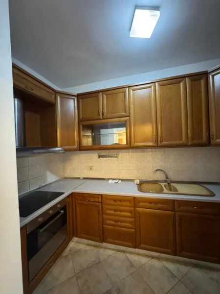 Tirane, jepet me qera apartament 2+1+Ballkon Kati 2, 130 m² 700 € (Qender ,rruga Qemal Stafa perballe Shkolles Fan Noli)
