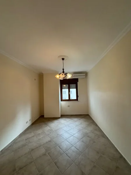 Tirane, jepet me qera apartament 2+1+Ballkon Kati 2, 130 m² 700 € (Qender ,rruga Qemal Stafa perballe Shkolles Fan Noli)
