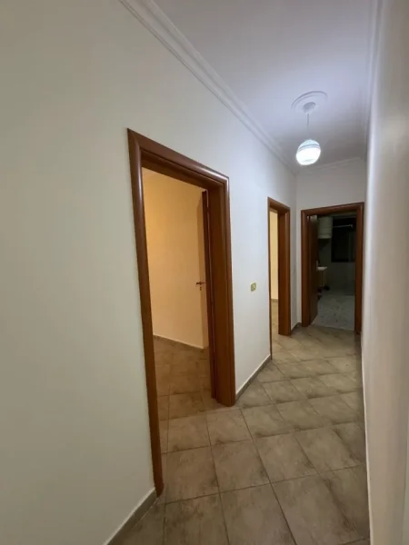 Tirane, jepet me qera apartament 2+1+Ballkon Kati 2, 130 m² 700 € (Qender ,rruga Qemal Stafa perballe Shkolles Fan Noli)