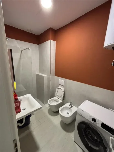 Tirane, jepet me qera apartament 1+1+Ballkon Kati 1, 70 m² 420 € (Fresk rruga Sefqet Kuka 500 metra nga Fresku)