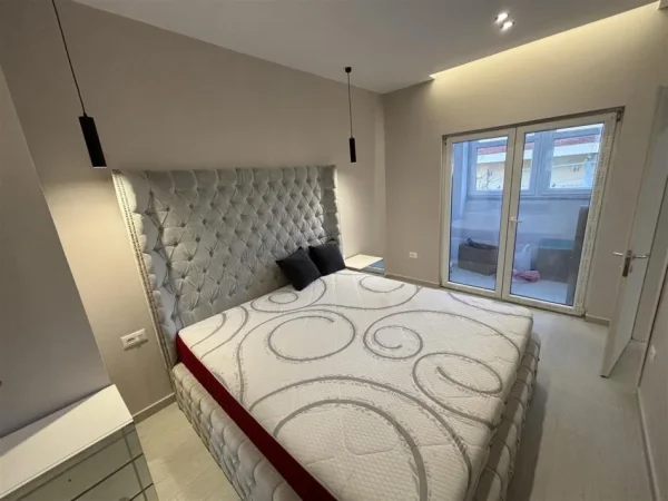 Tirane, jepet me qera apartament 1+1+Ballkon Kati 1, 70 m² 420 € (Fresk rruga Sefqet Kuka 500 metra nga Fresku)