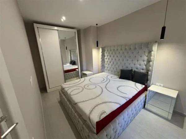 Tirane, jepet me qera apartament 1+1+Ballkon Kati 1, 70 m² 420 € (Fresk rruga Sefqet Kuka 500 metra nga Fresku)