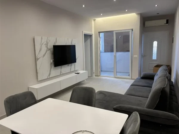Tirane, jepet me qera apartament 1+1+Ballkon Kati 1, 70 m² 420 € (Fresk rruga Sefqet Kuka 500 metra nga Fresku)