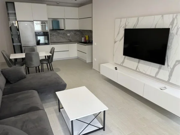 Tirane, jepet me qera apartament 1+1+Ballkon Kati 1, 70 m² 420 € (Fresk rruga Sefqet Kuka 500 metra nga Fresku)