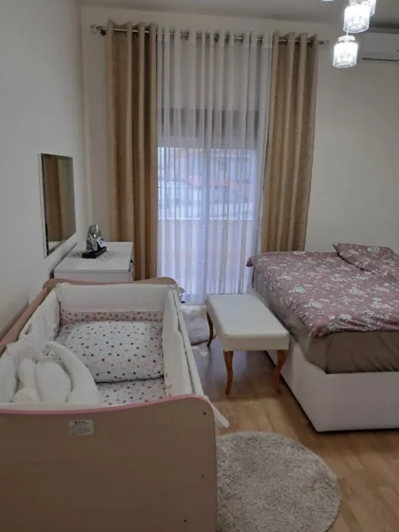 Tirane, jepet me qera Vile 2+1 Kati 1, 90 m² 500 € (SAUK)